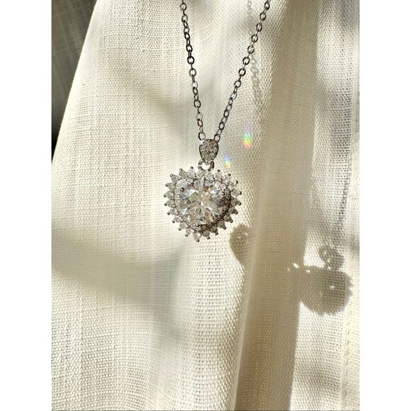 Super sparkly cubic zirconia round cut heart shaped pendant necklace - Picture 1 of 10